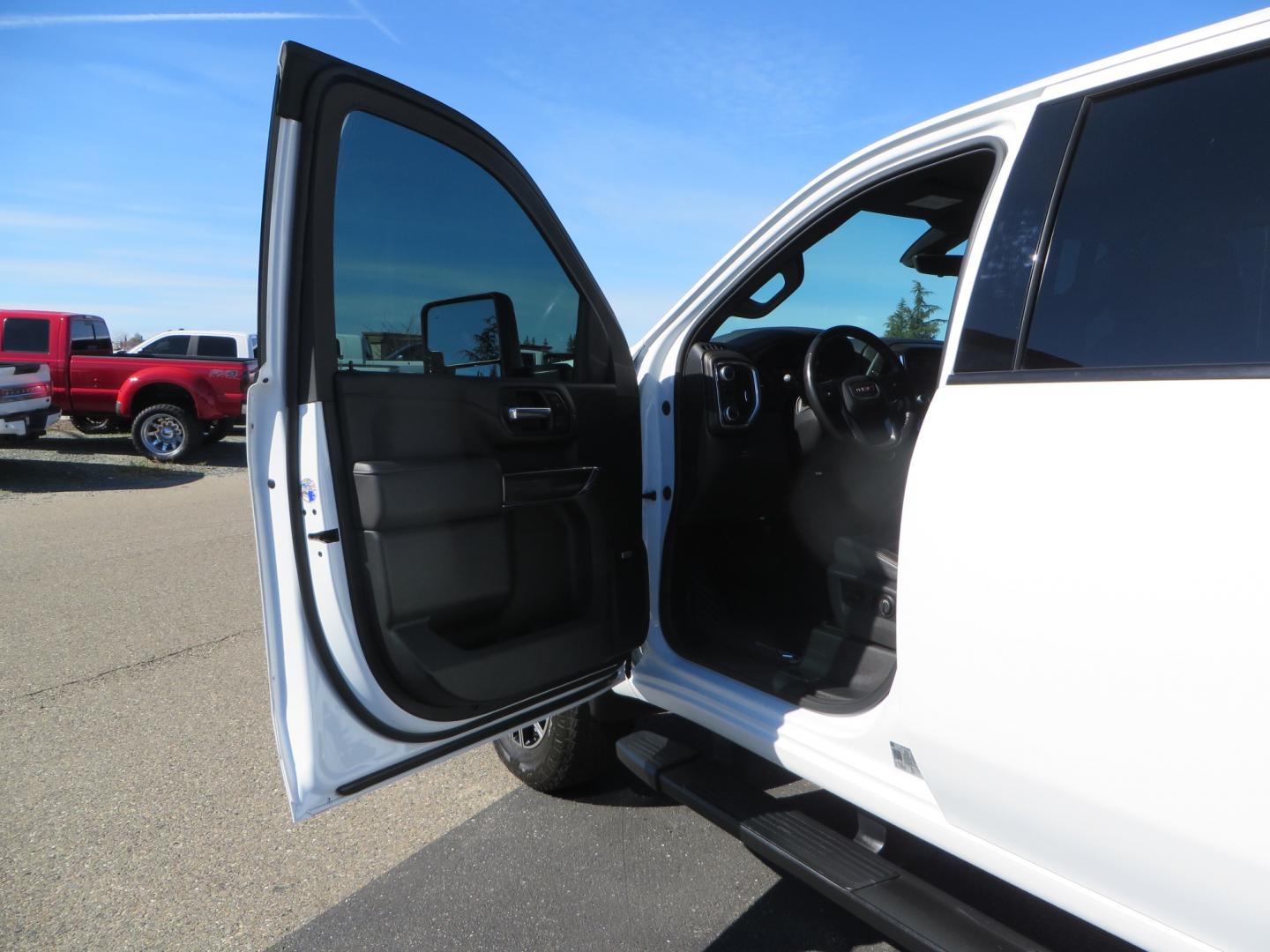 2020 White /BLACK GMC Sierra 2500HD AT4 Crew Cab Short Box 4WD (1GT49PEY9LF) with an 6.6L V8 OHV 16 DIESEL engine, 6A transmission, located at 2630 Grass Valley Highway, Auburn, CA, 95603, (530) 508-5100, 38.937893, -121.095482 - Photo#16